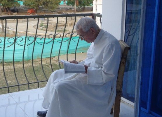 El reverendo padre Gumersindo Domínguez Alonso, leyendo una publicación católica sobre los evangelios.  Por Redacción El Meridiano