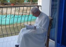 El reverendo padre Gumersindo Domínguez Alonso, leyendo una publicación católica sobre los evangelios.  Por Redacción El Meridiano